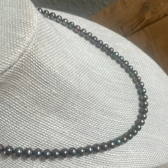 Fresh water pearl peacock pearl necklace in 17” - Picture 5 of 6